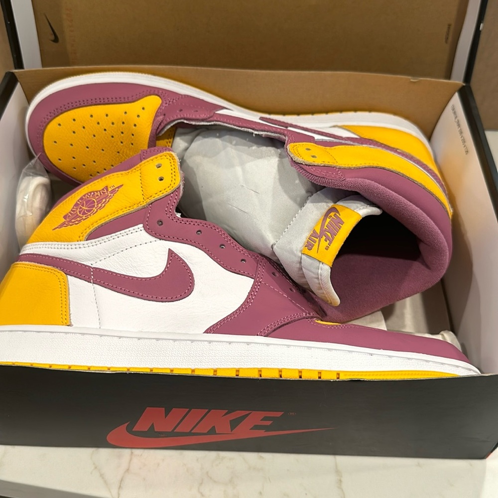 New (with scuff) Nike Air Jordan 1 Retro High OG